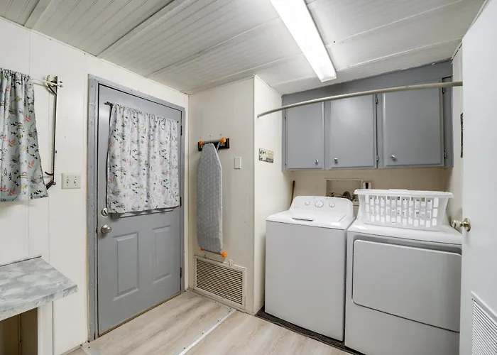 Near Hiking & Wineries: Charming Camp Home! Holiday home Camp Verde