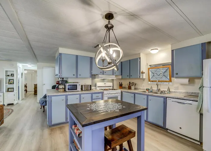 Near Hiking & Wineries: Charming Camp Home! Holiday home